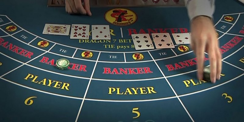 Sau khi tất cả thành viên tham gia đặt cược, Dealer sẽ chia bài